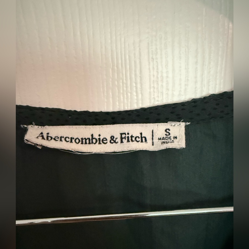 Abercrombie and Fitch Smocked Long Sleeve Crop Top Size Small - Picture 3 of 6